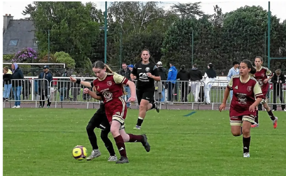 Au Football associatif de la Rade, le football féminin continue sa percée